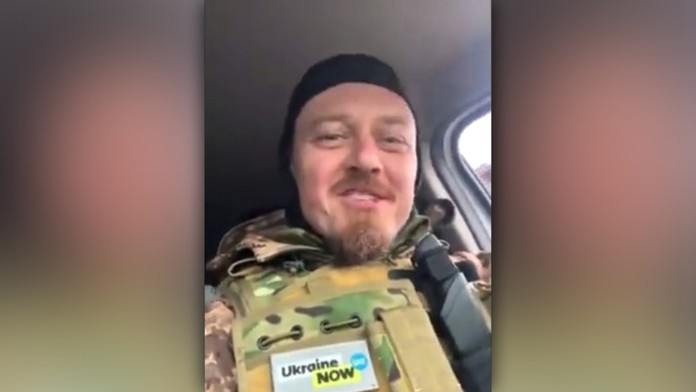 Ukrajinský dobrovoľník, ktorému ukradli topánky a trenky.