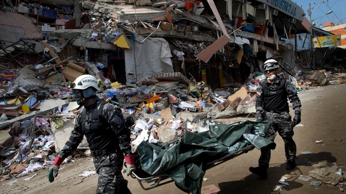 Štyroch živých ľudí vytiahli záchranári v Ekvádore v pondelok z trosiek nákupného centra v prístavnom meste Manta.