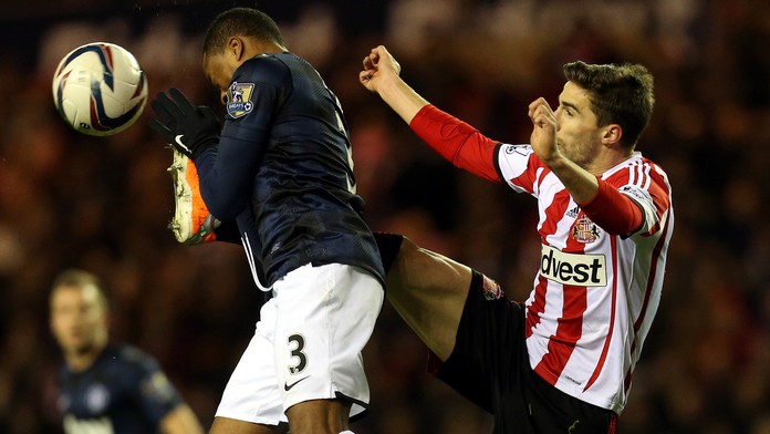 Hráč Manchesteru United Patrice Evra (vľavo) v súboji s Fabiom Borinim zo Sunderlandu.