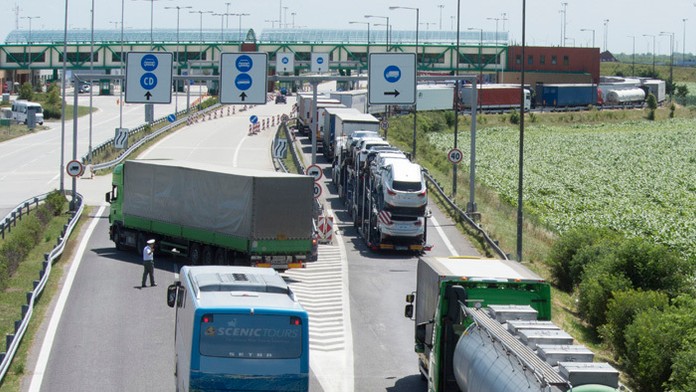 Na archívnej snímke hraničný priechod s Maďarskom - Rajka.