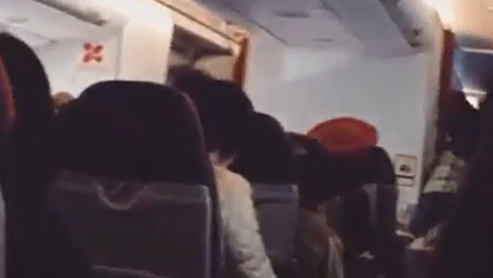 Lietadlo malo počas letu technické problémy.