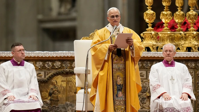 Lev XIV. odslúžil prvú polnočnú omšu svojho pontifikátu. V kázni sa držal výlučne náboženských tém