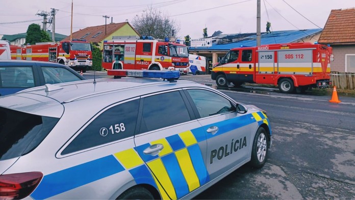 V Lučenci horí výrobná hala. 