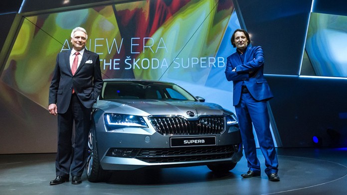 Na archívnej snímke šéf predstavenstva Škoda Auto Winfried Vahland a Jozef Kabaň (vpravo).