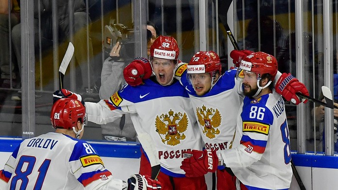 Zľava Dmitrij Orlov, Jevgenij Kuznecov, Arťom Panarin a Nikita Kučerov z Ruska oslavujú gól v semifinále MS 2017 proti Kanade.