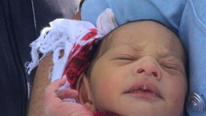 Austrálsky novorodenec, ktorého mama hodila do kanála.