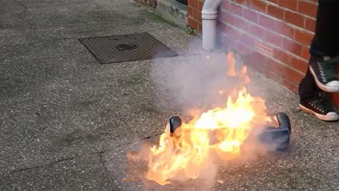 Na internete sa pomerne často objavujú videá či snímky, na ktorých hoverboardy horia.