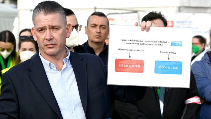 Mikulec si za rozhodnutím zapojiť súkromnú firmu do riadenia krízy stojí. Odvoláva sa už iba na jedno meno