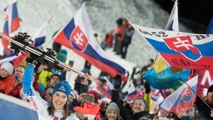 Alpská lyžiarka Petra Vlhová oslavuje triumf v slalome vo Flachau.