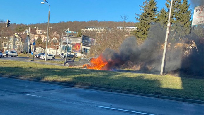 Požiar auta na bratislavskej Patronke.