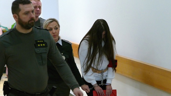 Judita pred hlavným pojednávaním v prípade vraždy spolužiaka Tomáša.