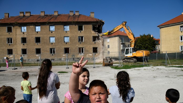 Búranie sledujú aj ľudia. 