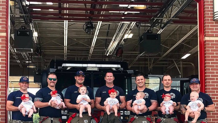 Hrdí otcovia požiarnici so svojimi deťmi. 