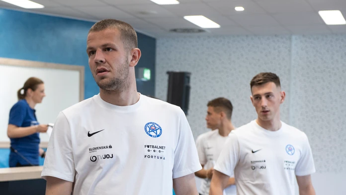 Zľava Samuel Mráz, László Bénes a Róbert Boženík na zraze slovenskej futbalovej reprezentácie.