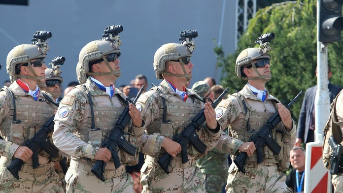 Prehliadka vojenskej techniky počas centrálnych osláv 75. výročia SNP