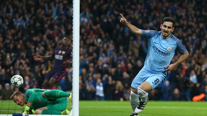 Ilkay Gundogan oslavuje gól proti Barcelone.
