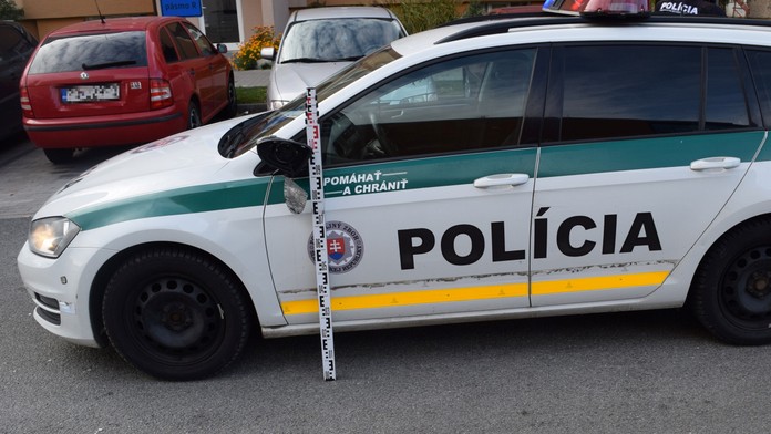 Opitý Angličan v Prešove nezvládol jazdu, nabúral policajné auto