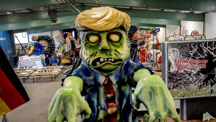 Pri nehode počas fašiangového sprievodu v Rakúsku utrpelo zranenia 15 ľudí