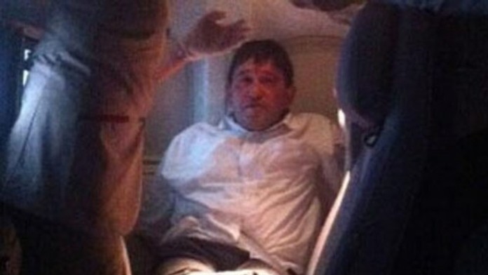 Pasažiera museli v lietadle priviazať o sedadlo