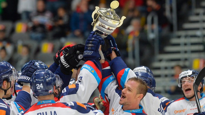 Kapitán Vladimír Dravecký s pohárovou trofejou pre víťaza Nemeckého pohára.