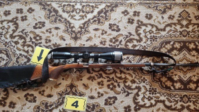 Na snímke jedna zo zbraní, ktorú našli žilinskí kriminalisti pri domovej prehliadke.