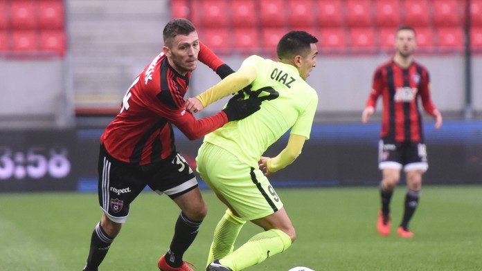 Na snímke vľavo kapitán Trnavy Lukáš Greššák a hráč Žiliny Ivan Diaz