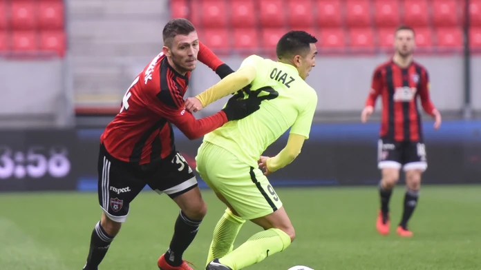 Na snímke vľavo kapitán Trnavy Lukáš Greššák a hráč Žiliny Ivan Diaz
