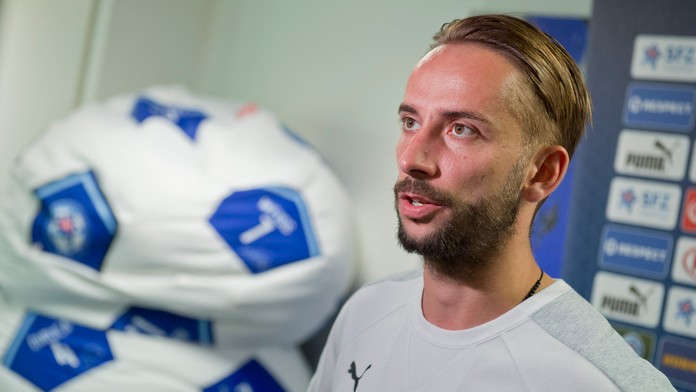 Premiér Robert Fico a ministerka pôdohospodárstva Gabriela Matečná v Drahovciach 11. júla 2017 počas žatevného výjazdu.