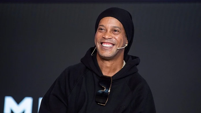 V Taliansku vo veľkom štýle privítali legendárneho Ronaldinha. Na jeho premiéru si musia počkať