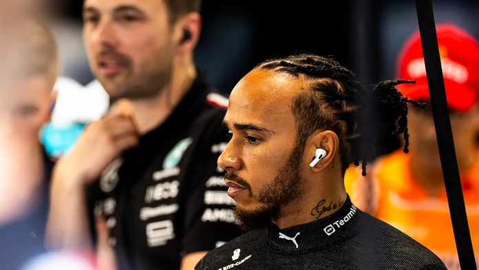 Lewis Hamilton bude jazdiť na monoposte legendárneho Sennu. Počas víkendovej VC si uctia pamiatku slávneho Brazílčana