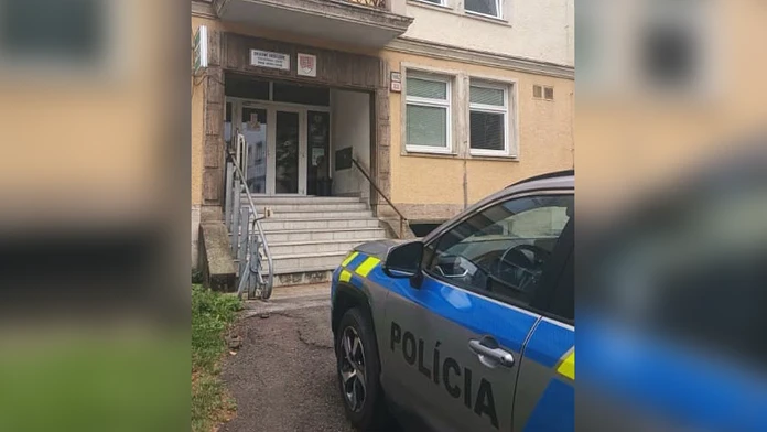 FOTO: Policajti neverili vlastným očiam. Muž vystúpil z taxíka a v pokoji im odovzdal nebezpečný balíček zabalený v bunde