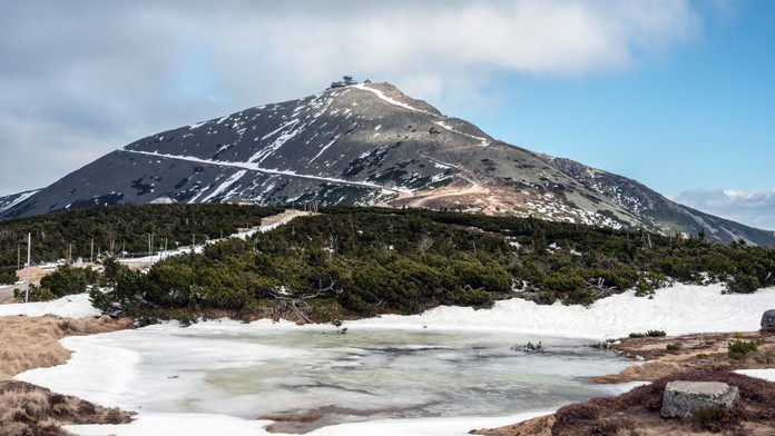 Nešťastie na horách v Česku. Pád z najvyššej hory v krajine neprežili dve osoby