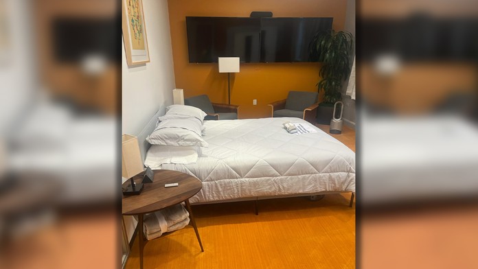 Zamestnanci nemusia odchádzať z práce. Musk prerobil kancelárie v Twitteri, pribudli postele aj skrine