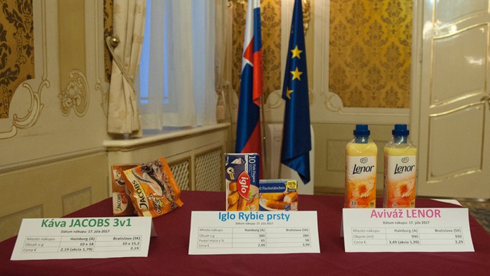 Stolík s produktami, kúpenými na Slovensku a v rakúskom Hainburgu.