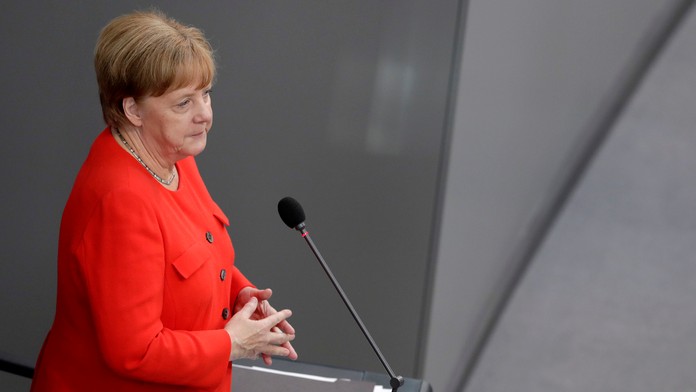 Angela Merkelová odpovedá na otázky poslancov v nemeckom parlamente.