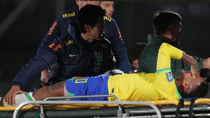 Krátko po polročnej pauze opustil ihrisko na nosidlách. Neymar sa k zraneniu vyjadril cez sociálnu sieť