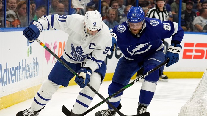 Erik Černák a Zdeno Chára si pripísali po jednej asistencii. Stamkos sa stal bodovým rekordérom Tampy Bay