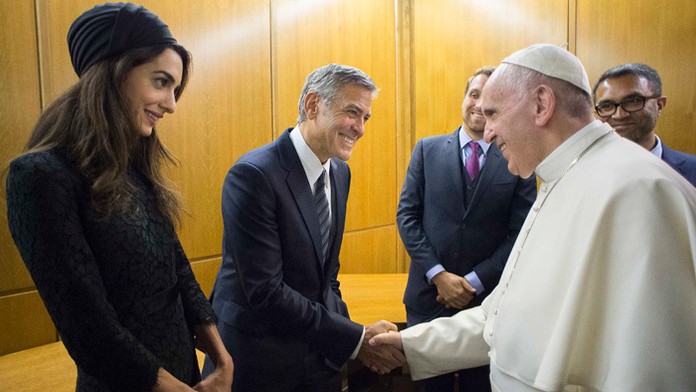 Clooneyho na ceremónii sprevádzala jeho manželka Amal Alamuddinová.