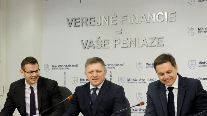 Predseda vlády Robert Fico, podpredseda vlády a minister financií Peter Kažimír a riaditeľ Inštitútu finančnej politiky Martin F