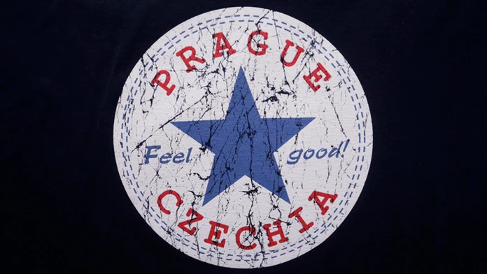 Tričko s potlačou a nápisom Czechia v obchode v Prahe.