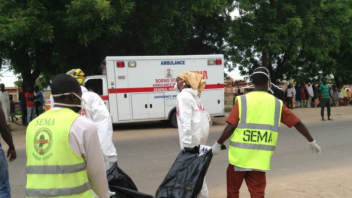 Záchranári odnášajú mŕtvolu.