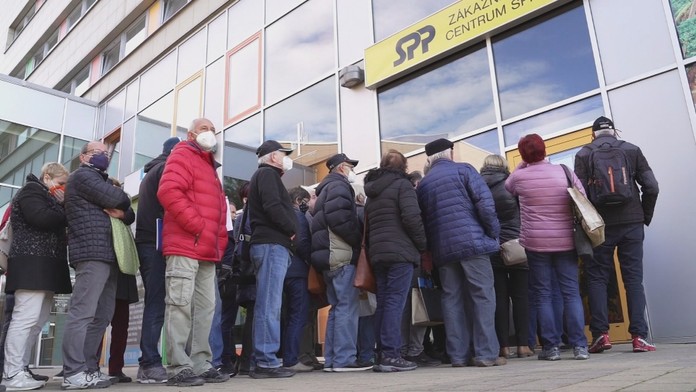 Strach o teplo a elektrinu núti ľudí od skorého rána postávať pred zákazníckymi centrami.