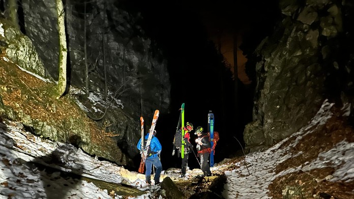 Traja lyžiari uviazli.