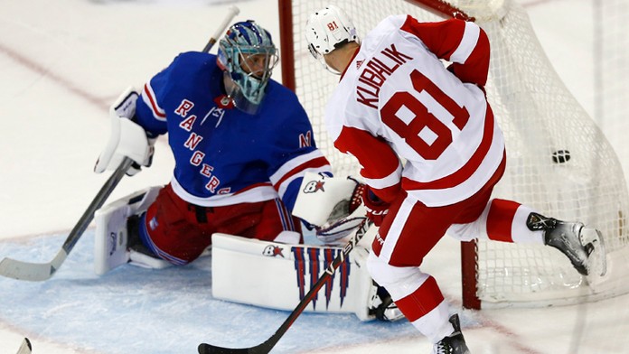 Na snímke vľavo slovenský brankár Rangers Jaroslav Halák.