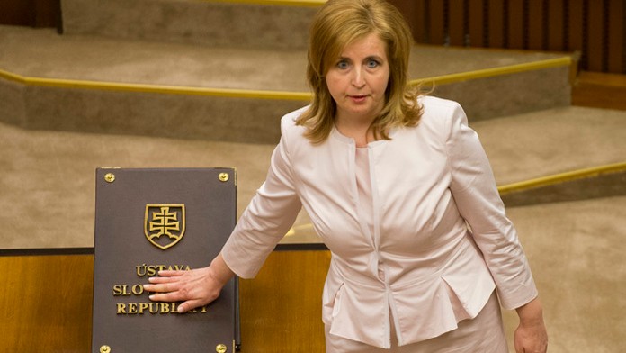 Náhradníčka Irén Sárközy (Most-Híd) skladá poslanecký sľub.