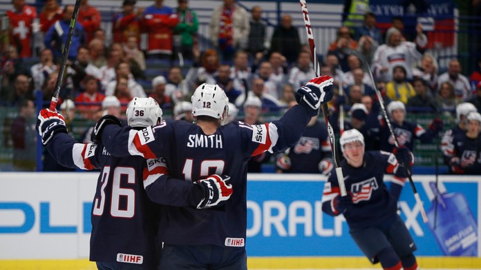 Americký hokejista Ben Smith (uprostred) sa raduje z gólu 