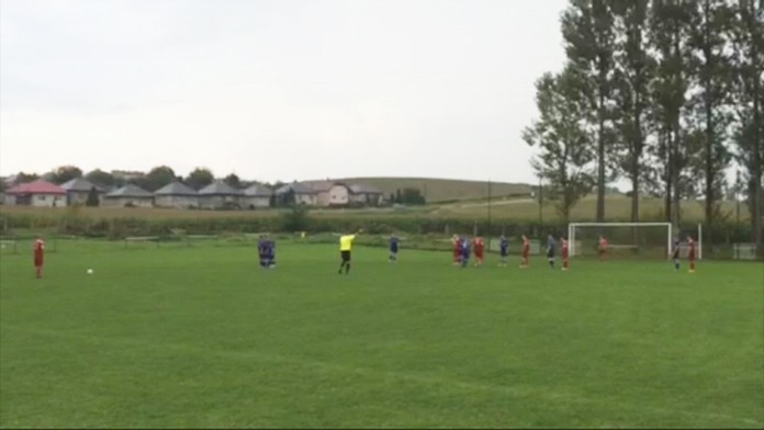 Z tejto diaľky trafiť priamy kop si zaslúži uznanenie.