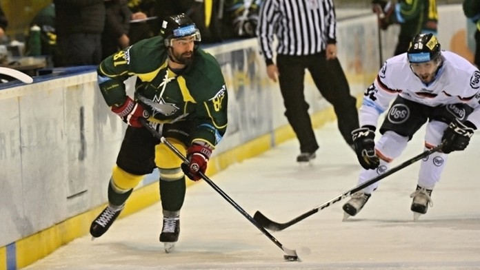 Na snímke z 30. decembra 2016 vľavo Tomáš Prokop (MsHK Žilina) a  Juraj Milý (Košice).