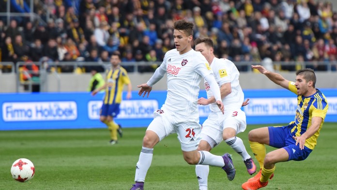 Vľavo hráč Trnavy Matej Oravec.