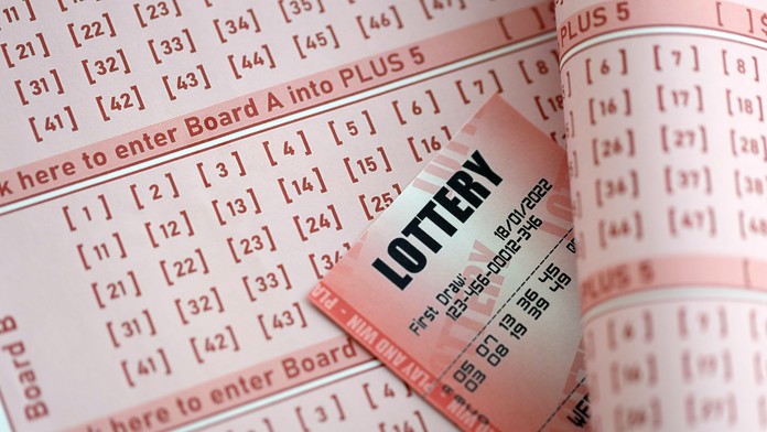 V zásuvke ho čakalo obrovské prekvapenie. Syn našiel výherný tiket z lotérie, ktorý tam nechala jeho zosnulá matka